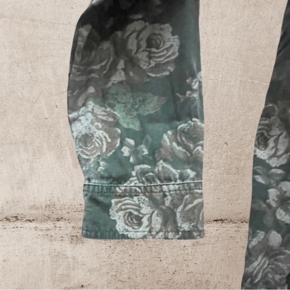 COPY - VOLCOM Cotton Denim The Hunt CAMO FLORAL Jean Jacket Women’s Size 10. - Picture 3 of 16